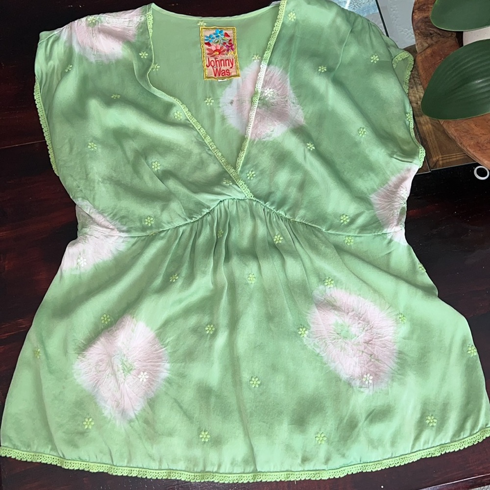 Johnny Was Green Embroidered V Neck Blouse S. 100% silk tie dye super sexy